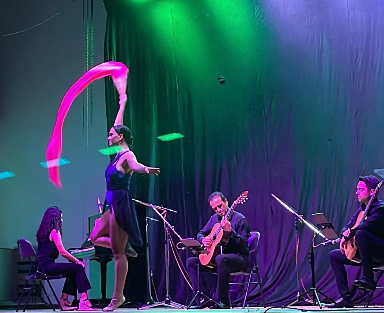 AIRES LATINOS Piano, guitarra, poesia i dansa