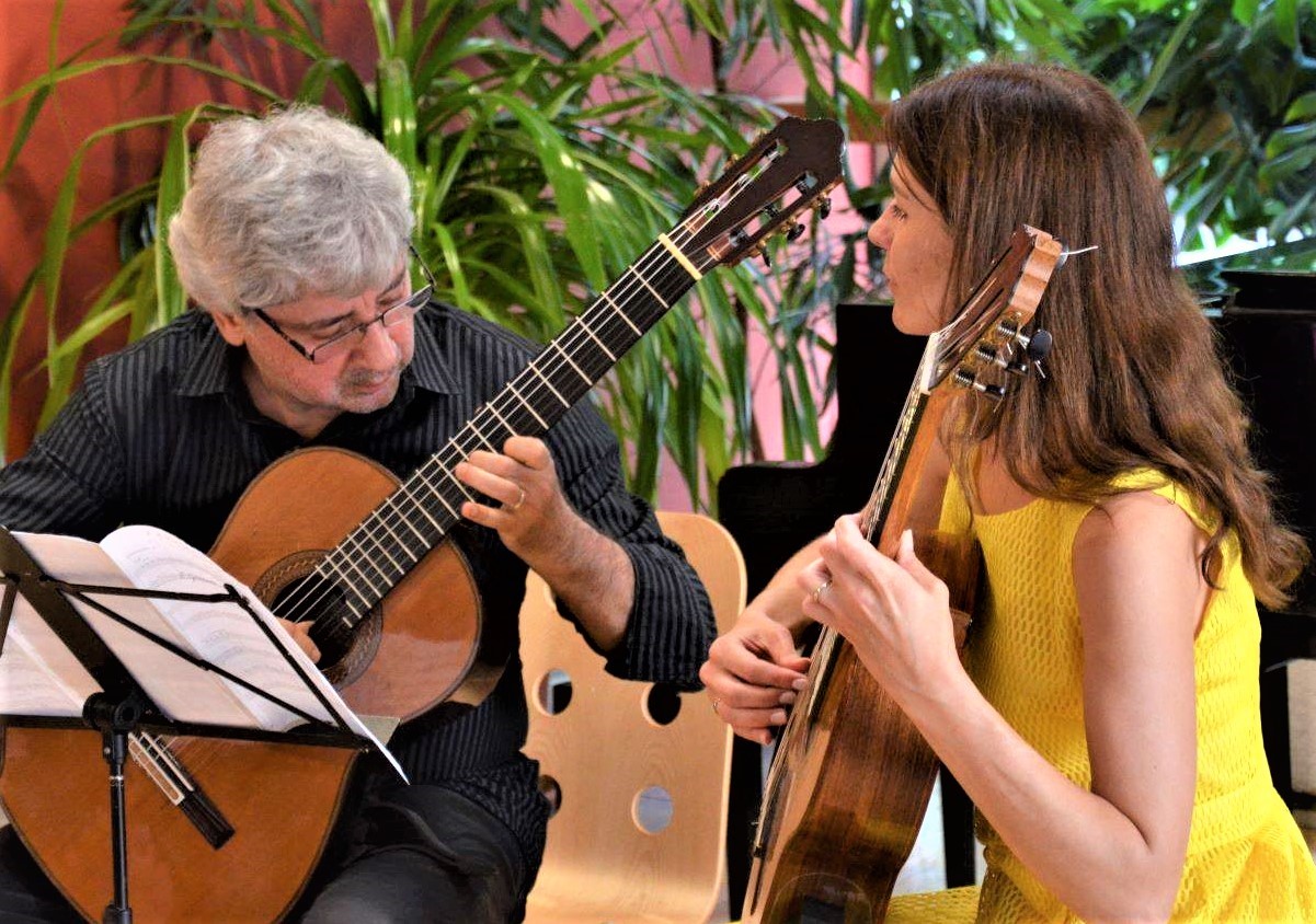 TATSIANA DROBYSH-VLADISLAV BLÀHA DUO, Domra, mandolina i guitarra