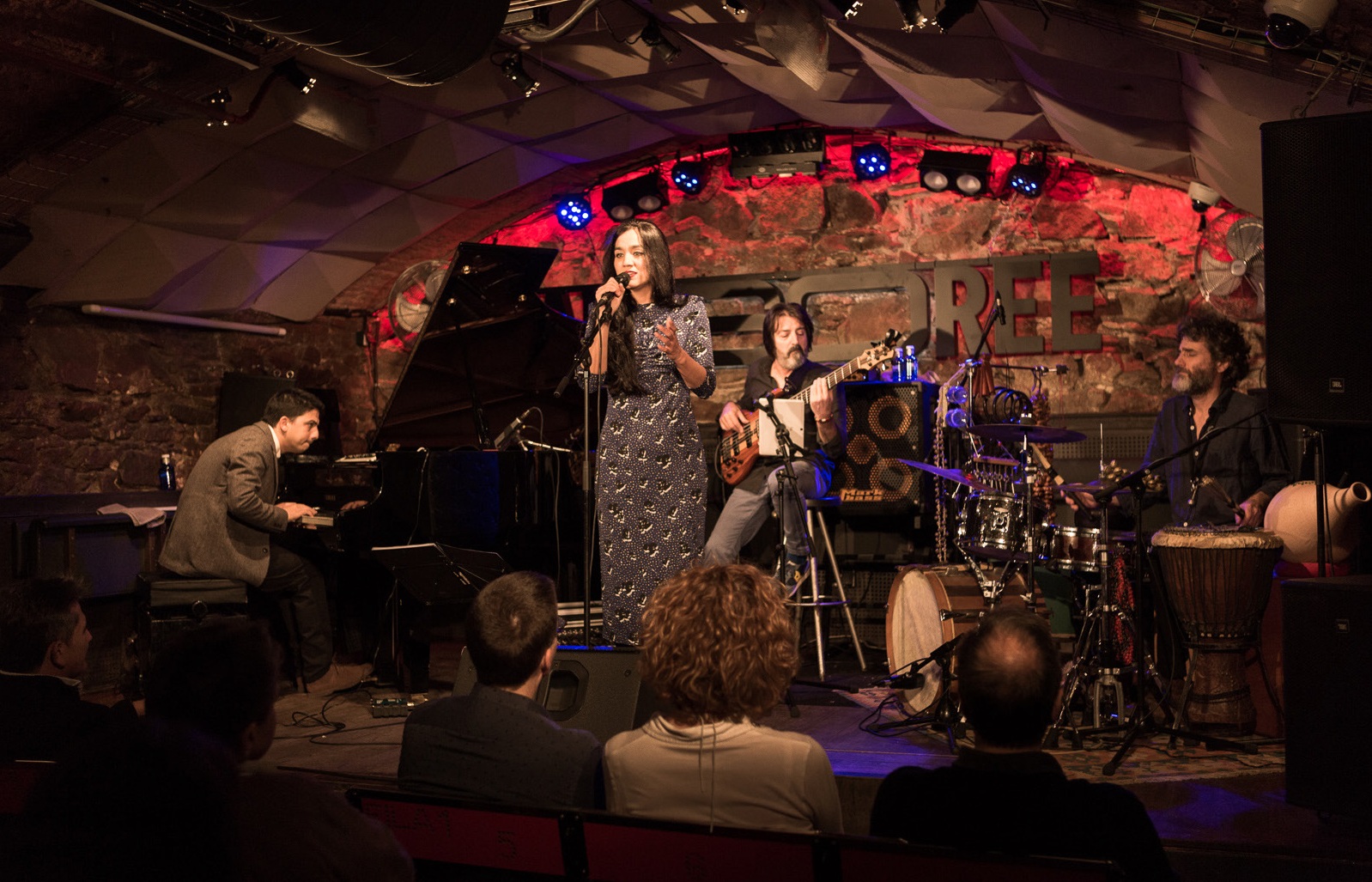 TAKEUCHI QUARTET, Veu, piano, contrabaix i percussió